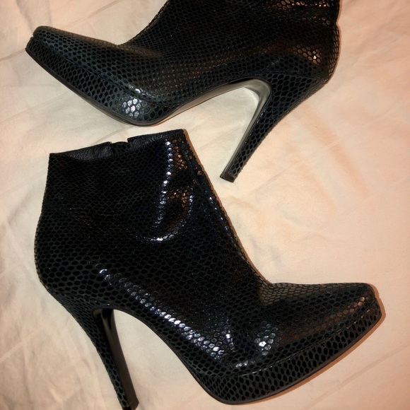 Steve Madden Shoes - ✨SteveMadden faux snakeskin sparkle ankle boots